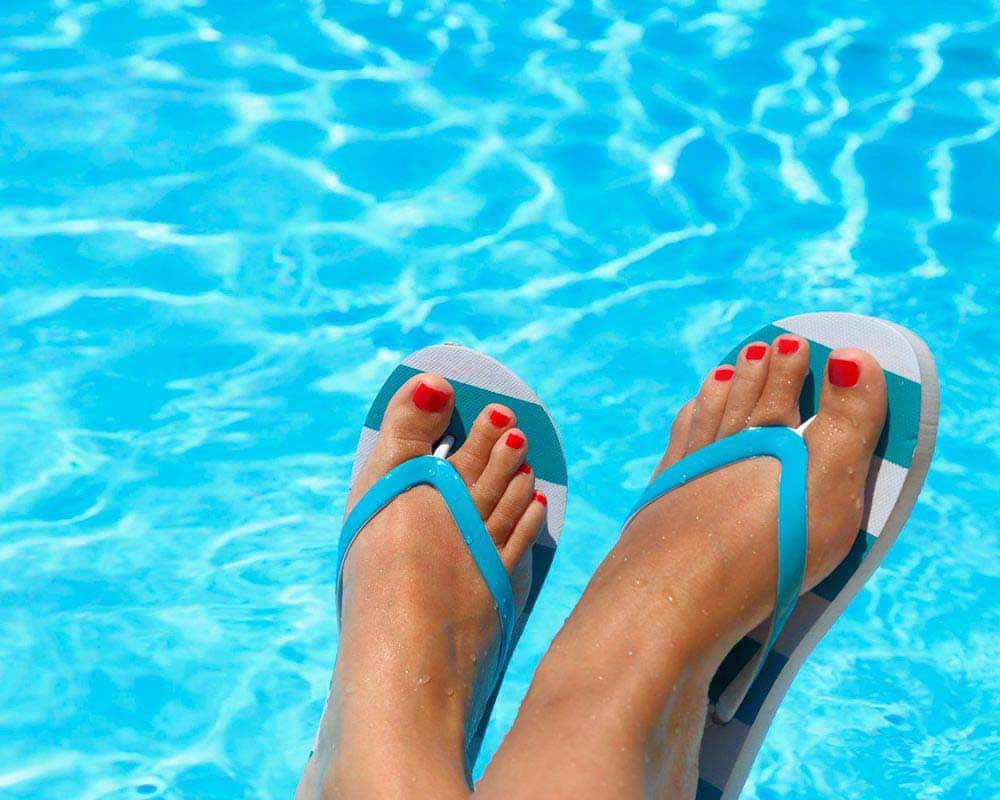 pies-piscina-verano