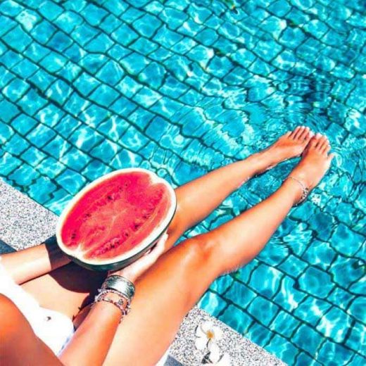 fruta-piscina-verano