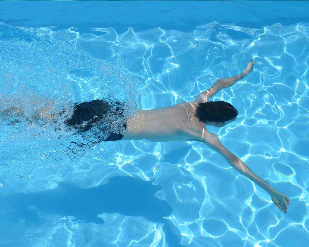 chico-nadando-piscina