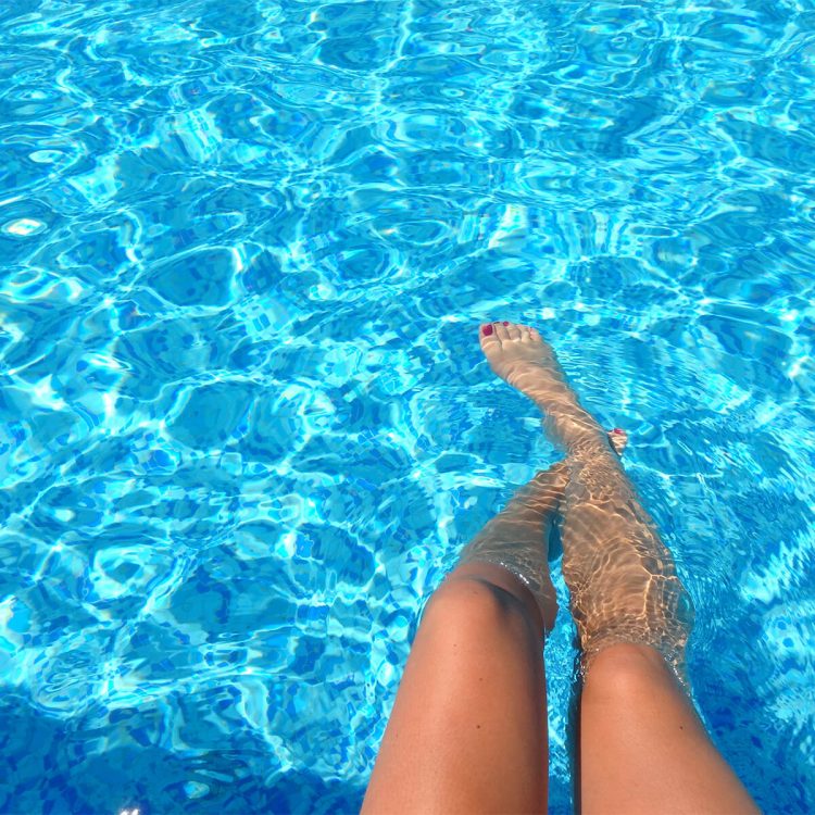 piernas en agua caliente