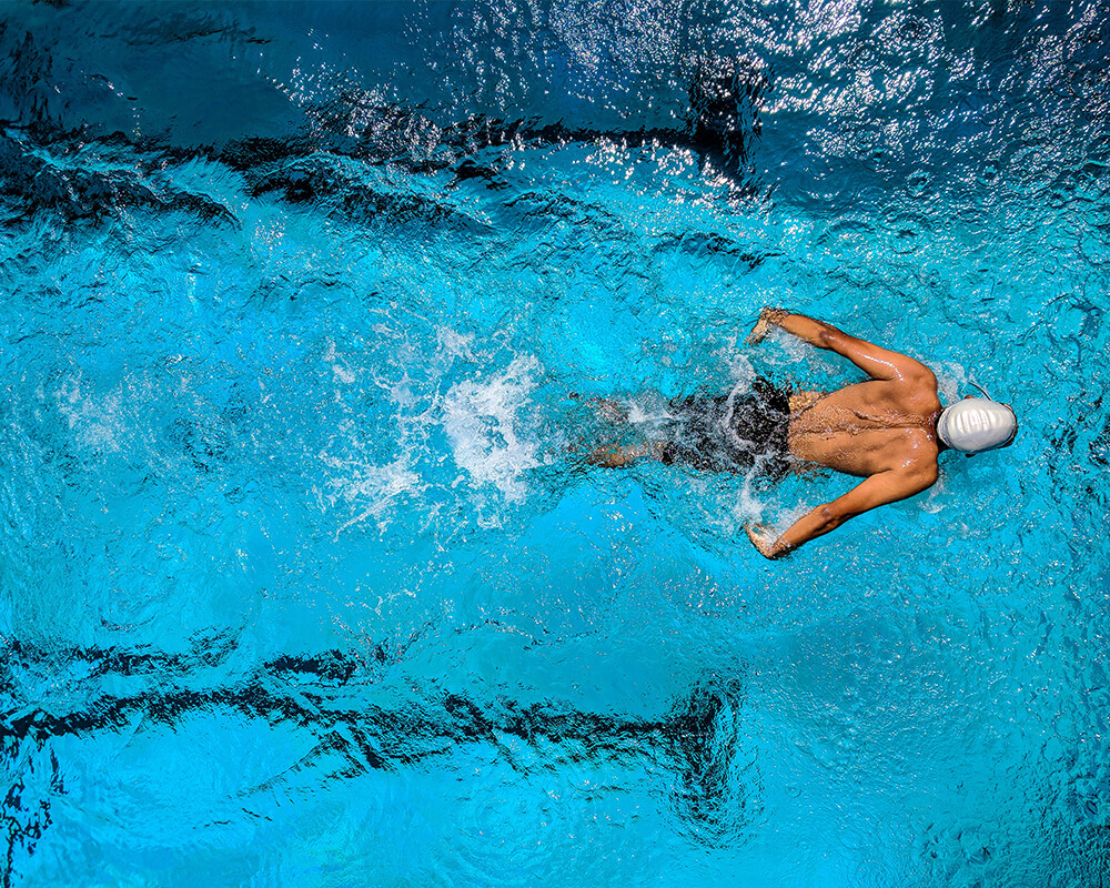 Vista aerea de nadador en piscina olimpica