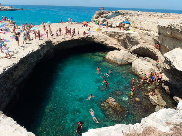 Una de las mejores piscinas naturales: piscina Grotta Della Poesia en Italia