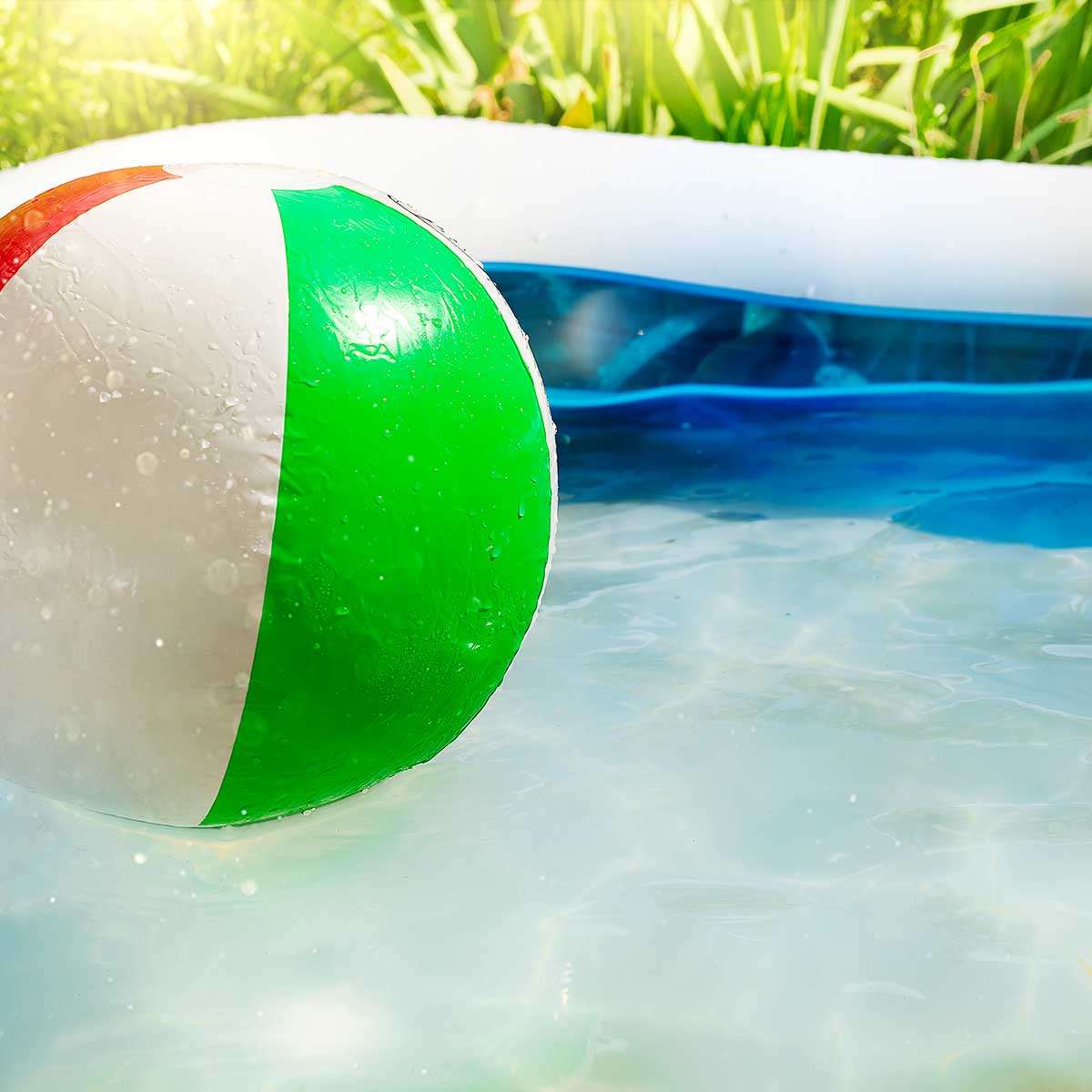 pelota en una piscina hinchable con el agua turbia