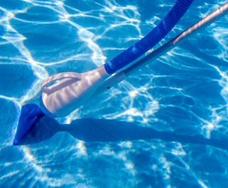 limpiafondos de apiración manual para piscinas