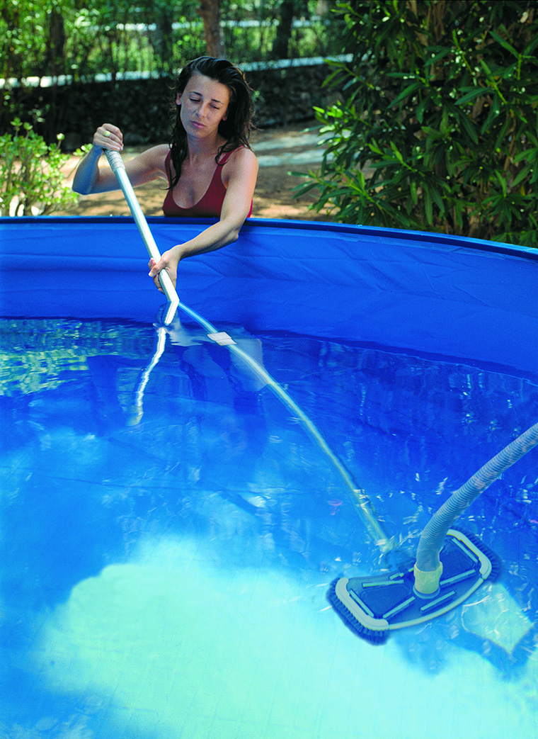 limpiar piscina con un limpiafondos manual