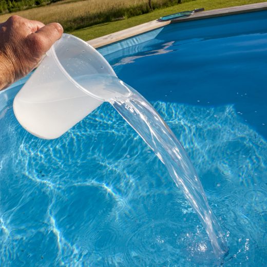 Dosificación de productos químicos en el agua de la piscina